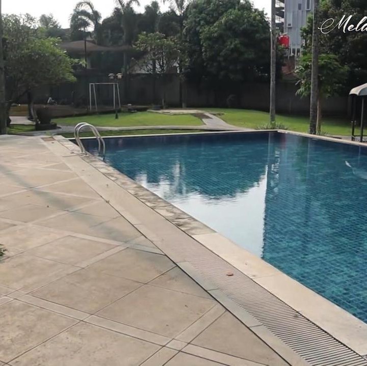 <p>Rumah megah rasanya kurang lengkap jika tidak ada kolam renangnya, ya. Monica melengkapi rumahnya dengan kolam renang yang sejajar dengan halaman tempat anak-anaknya sarapan sambil berjemur, Bunda. (Foto: YouTube Melaney Ricardo)</p>