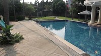 <p>Rumah megah rasanya kurang lengkap jika tidak ada kolam renangnya, ya. Monica melengkapi rumahnya dengan kolam renang yang sejajar dengan halaman tempat anak-anaknya sarapan sambil berjemur, Bunda. (Foto: YouTube Melaney Ricardo)</p>