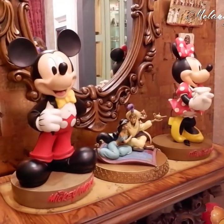 <p>Ternyata Monica adalah seorang penggemar karakter Mickey Mouse, Bunda. Ia bahkan menyiapkan satu ruangan khusus untuk aksesoris dan mainan dari tokoh Disney itu. (Foto: YouTube Melaney Ricardo)</p>