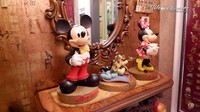 <p>Ternyata Monica adalah seorang penggemar karakter Mickey Mouse, Bunda. Ia bahkan menyiapkan satu ruangan khusus untuk aksesoris dan mainan dari tokoh Disney itu. (Foto: YouTube Melaney Ricardo)</p>