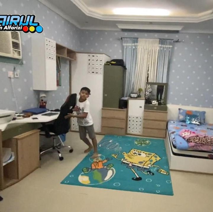 <p>Kamar tidur Farid didominasi dengan warna biru muda dan putih yang dilengkapi dengan meja belajar. Ia mengaku sekolah dengan menggunakan Bahasa Inggris, Bahasa Arab, dan Bahasa Prancis, karena memang sekolah di International School. (Foto: YouTube Khairul azam alfarizi)</p>