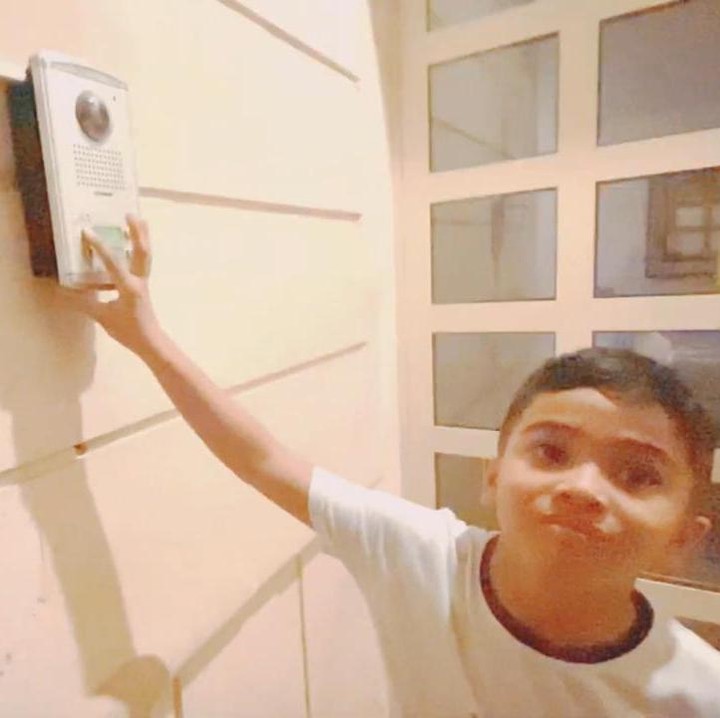 <p>Farid juga mendapatkan sebuah rumah mewah sebagai warisan dari almarhum ayahnya. Sebelum masuk ke rumah, Farid harus menekan sebuah tombol agar pintu bisa dibuka dari dalam. (Foto: YouTube Khairul azam alfarizi)</p>