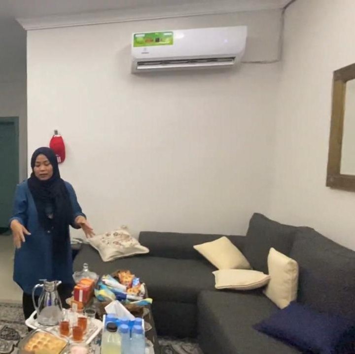 <p>Dalam rumah, Farid memiliki ruang bersantai yang sudah menjadi ciri khas rumah di Arab, Bunda. Terdapat sebuah sofa panjang berwarna abu tua, dilengkapi dengan televisi besar. (Foto: YouTube Khairul azam alfarizi)</p>