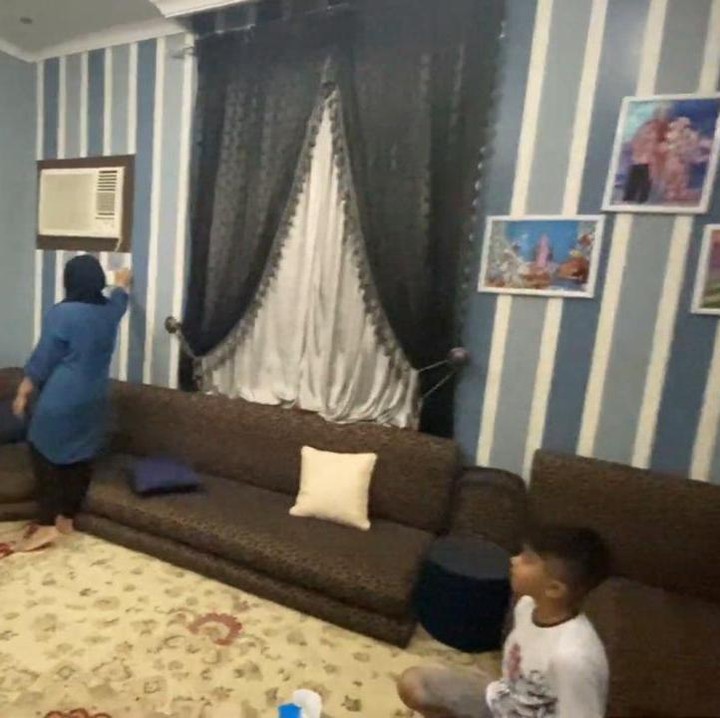 <p>Rumah Farid juga dilengkapi dengan ruang majelis, Bunda. Ruangan ini adalah ruangan khusus yang pasti ada di setiap rumah di Arab. (Foto: YouTube Khairul azam alfarizi)</p>