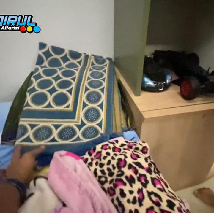 <p>Meski masih anak-anak, Farid tidak melupakan kewajibannya untuk melaksanakan salat lho. Ia bahkan menyimpan sarung dan sajadahnya di dalam kamar. (Foto: YouTube Khairul azam alfarizi)</p>