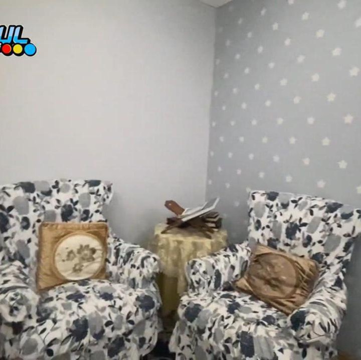 <p>Di dalam kamar Farid juga ada dua buah kursi yang disebut 'kursi panas'. Biasanya, Farid dan sang Bunda akan menanyakan pertanyaan kepada para YouTuber yang berkunjung ke rumahnya di kursi ini. (Foto: YouTube Khairul azam alfarizi)</p>
