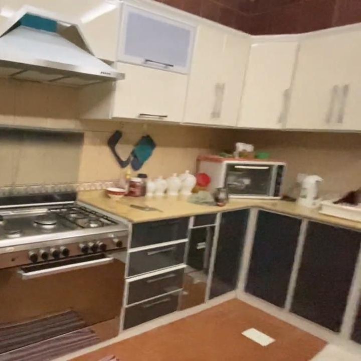<p>Pada bagian dapur, ruangan di dominasi dengan warna yang lebih gelap yakni cokelat tua dan krem. Untuk desain sendiri, dapur Farid ternyata mengikuti ciri khas selera masyarakat Arab lho. Keren ya! (Foto: YouTube Khairul azam alfarizi)</p>