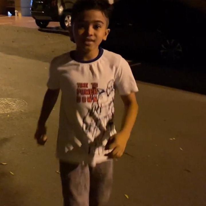 <p>Farid adalah bocah keturunan Madura yang sedang viral, Bunda. Ia terkenal karena menjadi kaya raya meski baru berusia 8 tahun, usai mendapat warisan dari sang ayah yang berasal dari Arab Saudi. (Foto: YouTube Khairul azam alfarizi)</p>