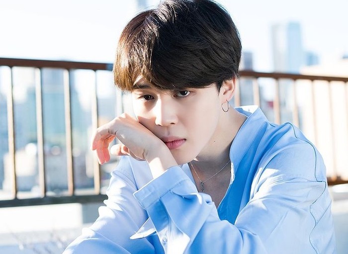 Selain jago nyanyi dan menari, Jimin juga memiliki pengaruh di industri fashion berskala global, loh. Si little prince satu ini sempat masuk dalam jajaran di berbagai majalah fashion / foto: instagram.com/koreadispatch