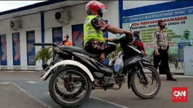 Seorang wanita protes soal ujian praktik SIM C yang dia nilai 'enggak masuk akal' dan bikin 'auto nembak'.