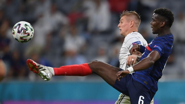 Setelah Cristiano Ronaldo viral menyingkirkan Coca-cola, kini giliran Paul Pogba yang viral menggeser botol bir Heineken usai Prancis melawan Jerman di Euro.