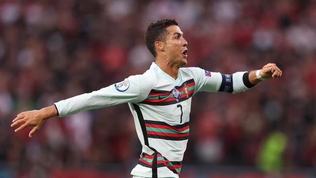 Cristiano Ronaldo tampil menjanjikan dengan mencetak dua gol di akhir laga pertama Euro 2020 (Euro 2021) yang menjadikannya sebagai mesin rekor.