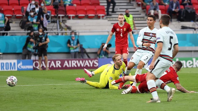 Cristiano Ronaldo tampil menjanjikan dengan mencetak dua gol di akhir laga pertama Euro 2020 (Euro 2021) yang menjadikannya sebagai mesin rekor.