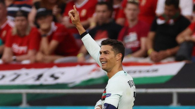 Cristiano Ronaldo semakin dekat dengan posisi raja gol di level timnas usai dua kali membobol gawang Hungaria.