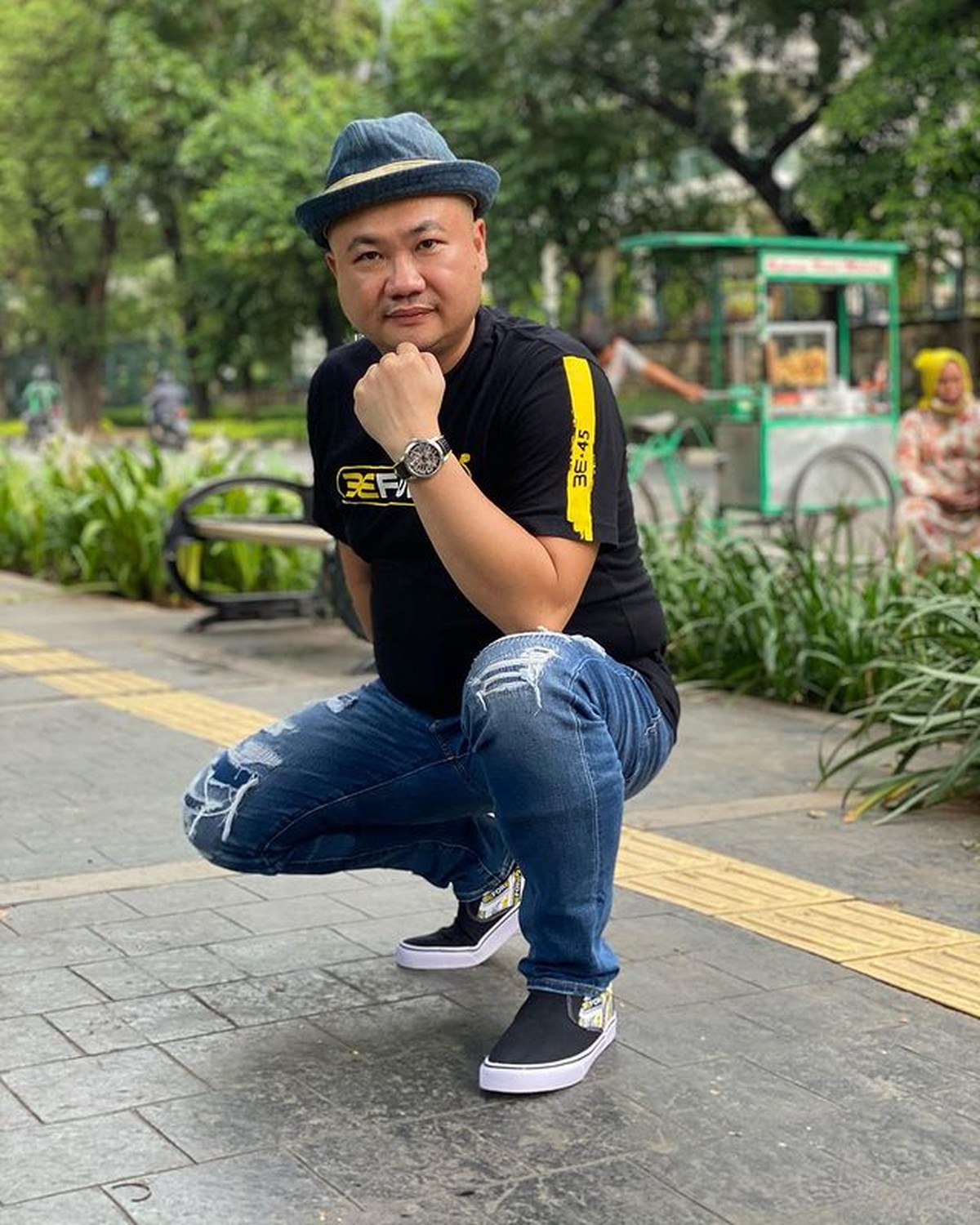 Seorang pengusaha viral karena beri Lesti dan Billar hadiah berupa mobil mewah&period; Yuk kita intip siapa sosok Basuki Surodjo&excl;