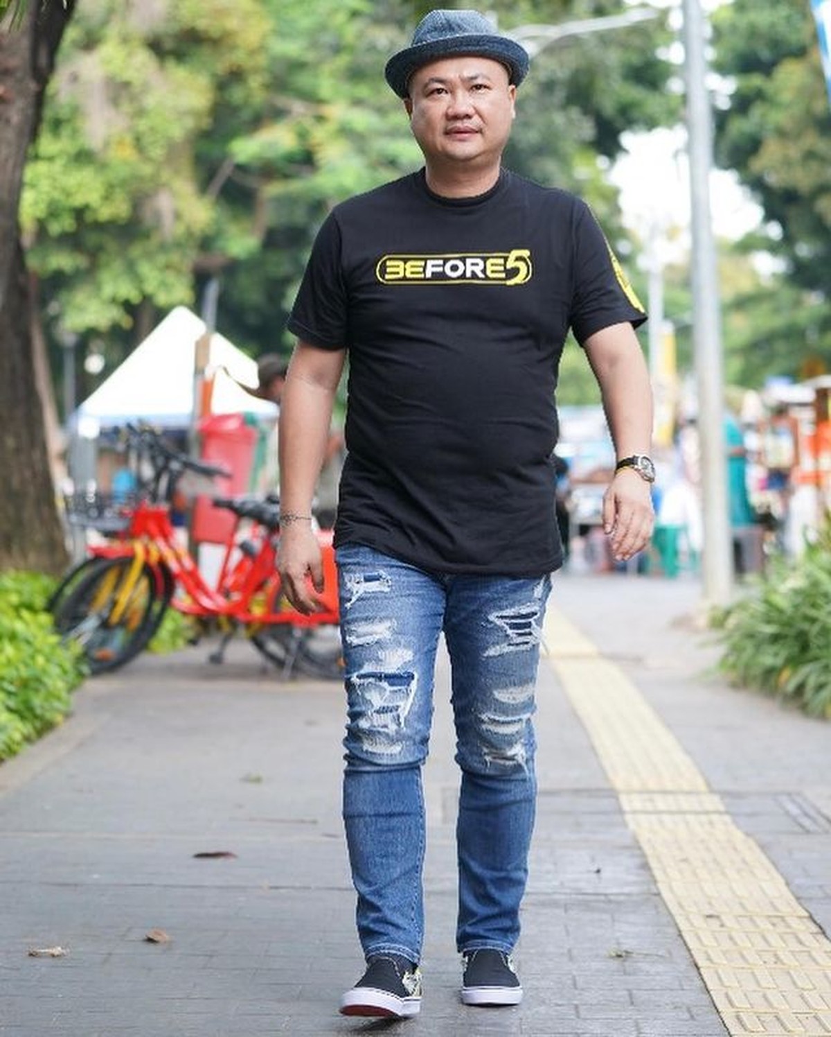 Seorang pengusaha viral karena beri Lesti dan Billar hadiah berupa mobil mewah&period; Yuk kita intip siapa sosok Basuki Surodjo&excl;