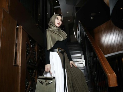 Mengintip Fashion Mahal Syahrini Setelah Berhijab, Roknya Saja Rp15 Juta Bun