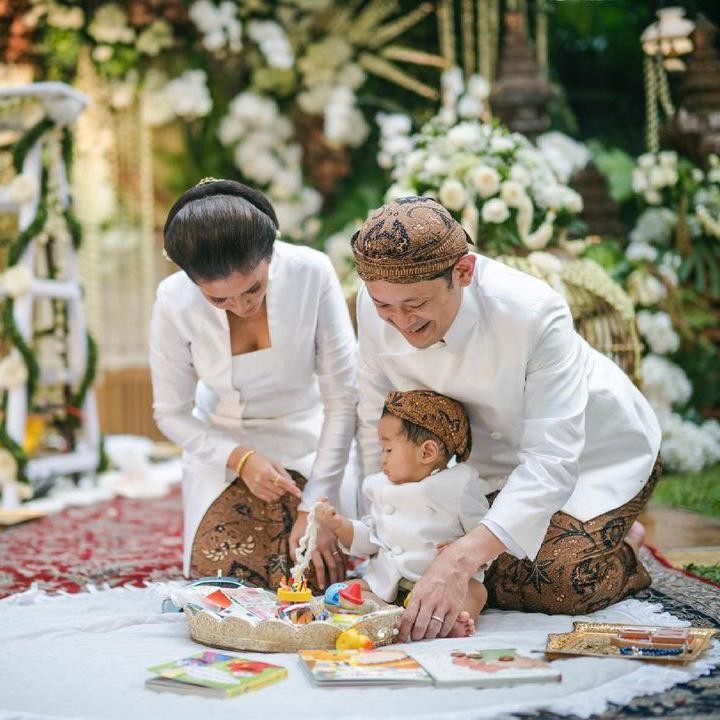 <p>Titi Radjo Bintang dan suami, Adrianto Djokosoetono, baru saja melakukan upacara adat tedak siten pada sang anak, Bhaskara, Bunda. Ini adalah acara adat Jawa yang dilakukan saat anak belajar berjalan. Biasanya dilakukan saat anak sudah berusia 7 bulan. (Foto: Instagram: @titiradjopadmaja)</p>