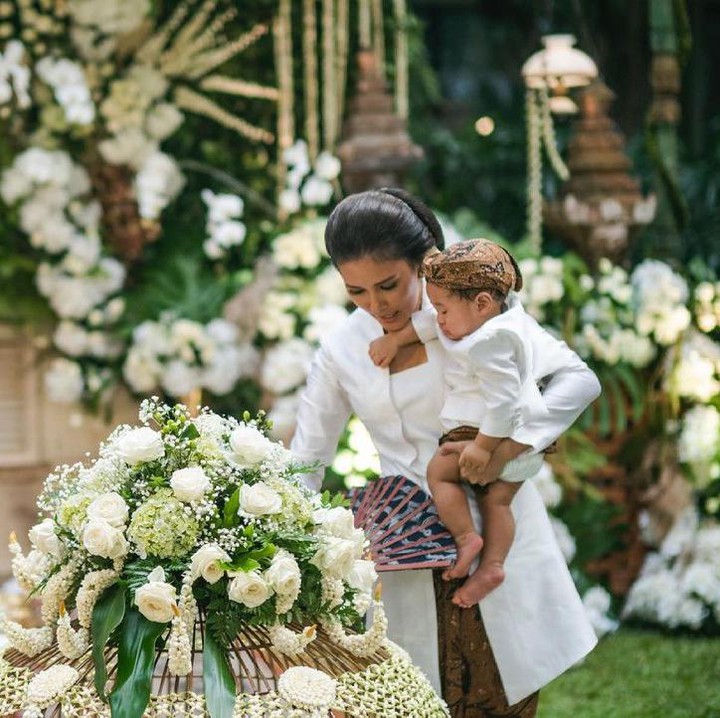 <p>Titi menjelaskan pada laman Instagramnya bahwa ucapara ini diselenggarakan untuk memberi penghormatan, pengenalan alam, serta bumi,Bunda. Hal ini karena elemen bumi sangat penting dalam kebudayaan Jawa. (Foto: Instagram: @titiradjopadmaja)</p>