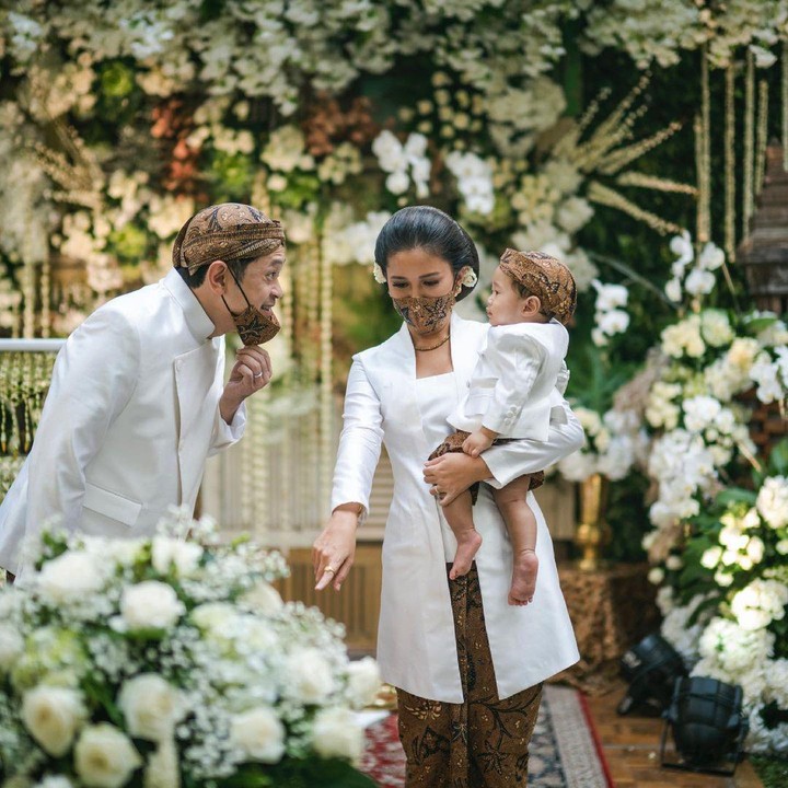 <p>Pada satu momen, sang anak tampak menangis dan mulai tak nyaman, Bunda. Titi dan suami pun langsung menghiburnya, nih. Gemas banget ya, Bunda. Ternyat Titi dan suami kompak nih membuat Bhaskara tetap <em>happy.</em> (Foto: Instagram: @titiradjopadmaja)</p>