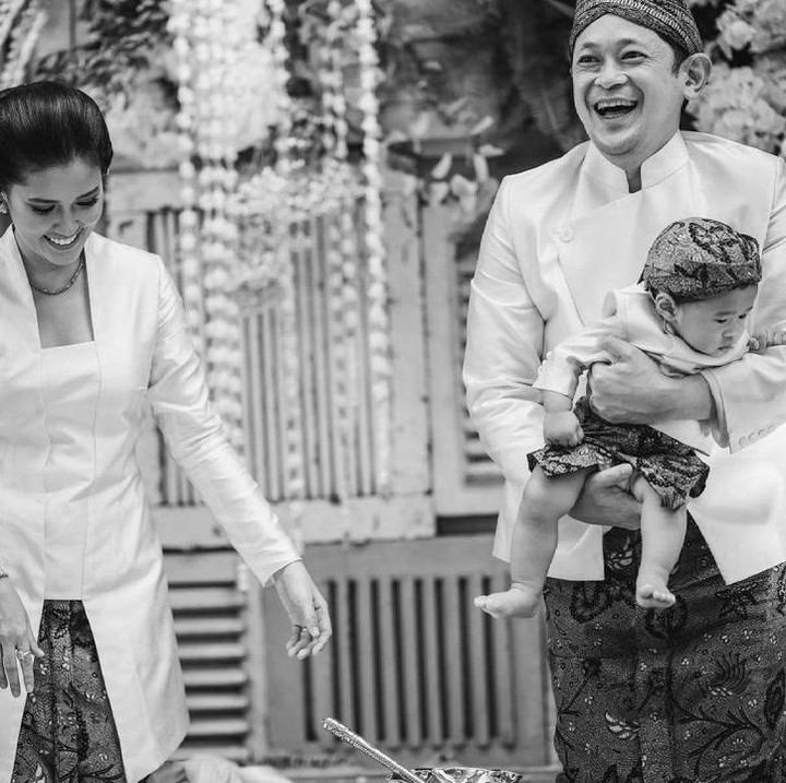 <p>Kebahagiaan Titi dan suami sangat tergambar saat mengikuti acara adat ini, Bunda. Senyuman tampak merekah di wajah keduanya. (Foto: Instagram: @titiradjopadmaja)</p>