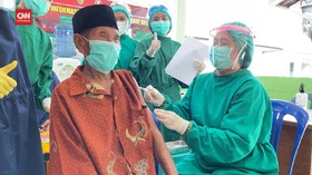 VIDEO: Semangat Pria 109 Tahun Ikuti Vaksinasi Massal