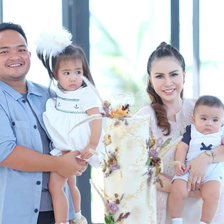 <p>Momo eks Geisha baru saja merayakan ulang tahunnya yang ke 35, Bunda. Acara ulang tahun pun dirayakan bersama keluarga tercintanya, lho. (Foto: instagram: @therealmomogeisha)</p>