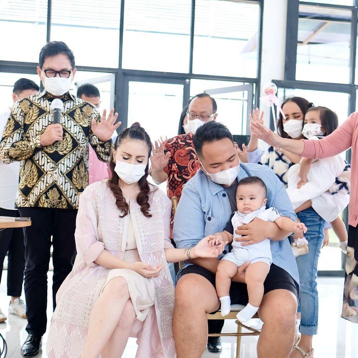 <p>Momo mengawali hari ulang tahunnya dengan kebaktian dan ucapan syukur, Bunda. Suami dan kedua anaknya turut mengikuti kebaktian ini lho, Bunda. (Foto: instagram: @therealmomogeisha)</p>
