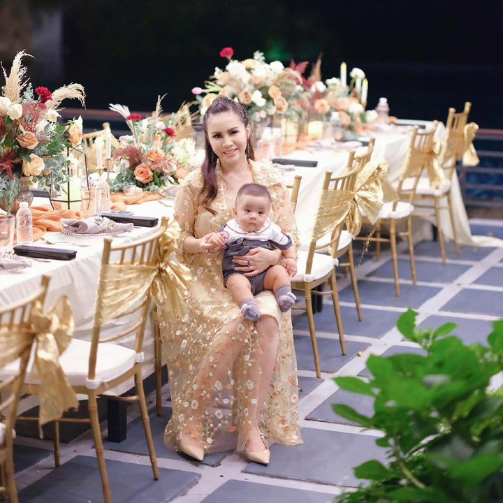<p>Momo pun tak lupa berpose dengan sang bungsu untuk mengenang hari istimewanya nih, Bunda. <em>Baby</em> Abe enggak rewel waktu dipangku sama Bunda Momo, lho. (Foto: instagram: @therealmomogeisha)</p>