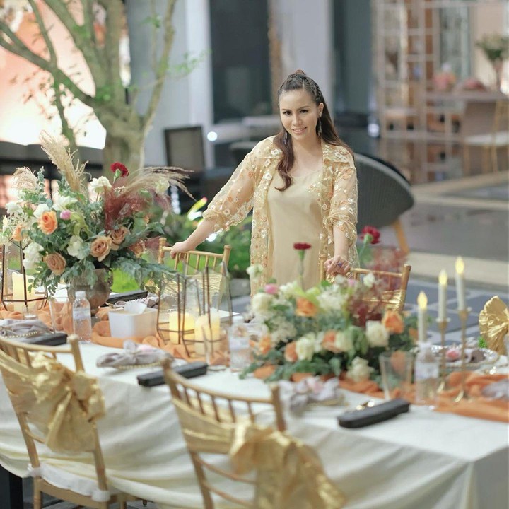 <p>Tampil menawan dengan dress dan outer bernuansa gold, Momo siap menghabiskan hari ulang tahunnya bersama orang-orang terkasih, nih. Selamat ulang tahun Bunda Momo. Semoga selalu diberikan keberkahan dan kebahagiaan ya. (Foto: instagram: @therealmomogeisha)</p>