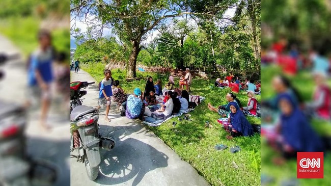 Warga pesisir pantai Tehoru, Maluku Tengah, panik menyelamatkan diri ke gunung saat mendengar dentuman keras dari laut. Air laut sempat surut, kemudian pasang.