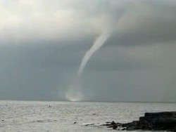 Waterspout Muncul dan Menari di Tengah Selat Bali