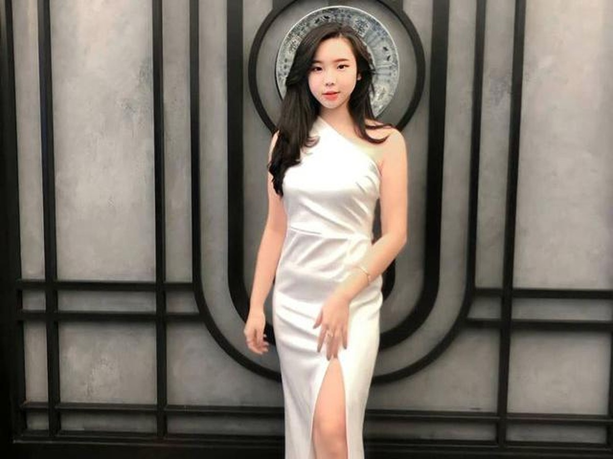 Seorang wanita yang bernama Bellahwa viral di TikTok karena mengaku nyaman berhijab padahal memeluk Nasrani&period; Yuk kita intip potretnya&excl;