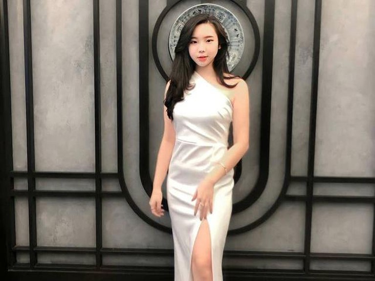 Bellahwa Penganut Nasrani Viral TikTok yang Ngaku Nyaman Berhijab Seorang wanita yang bernama Bellahwa viral di TikTok karena mengaku nyaman berhijab padahal memeluk Nasrani. Yuk kita intip potretnya!