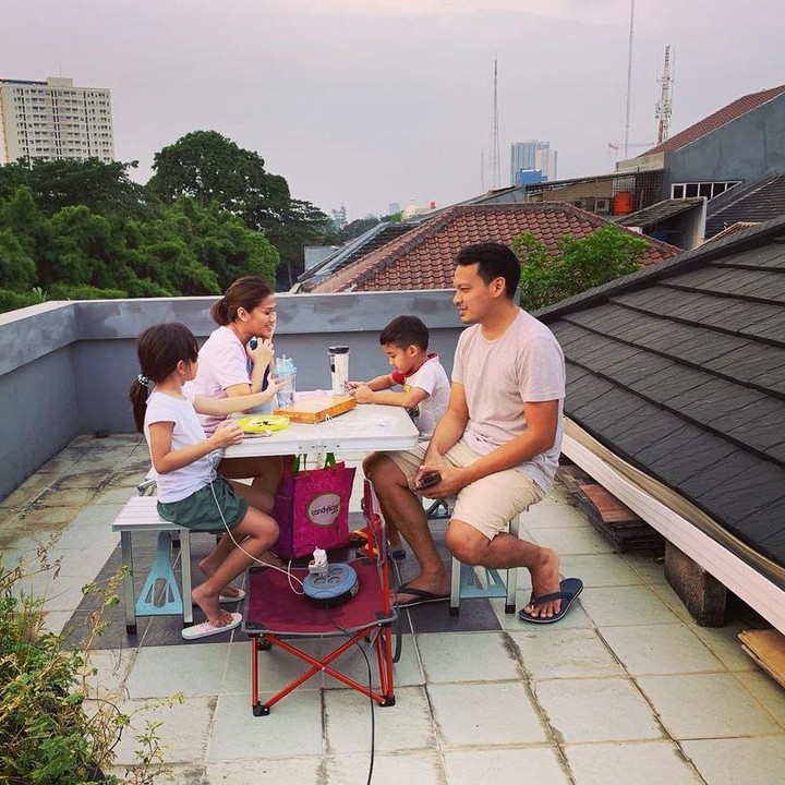 <p>Meski disibukkan dengan aktifitas di dunia hiburan, Ben Joshua tak pernah lupa menghabiskan waktu bersama istri dan anak-anak. Ia sering mengunggah <em>quality time</em> mereka ke Instagram. (Foto: Instagram: @benjoshua_r)</p>