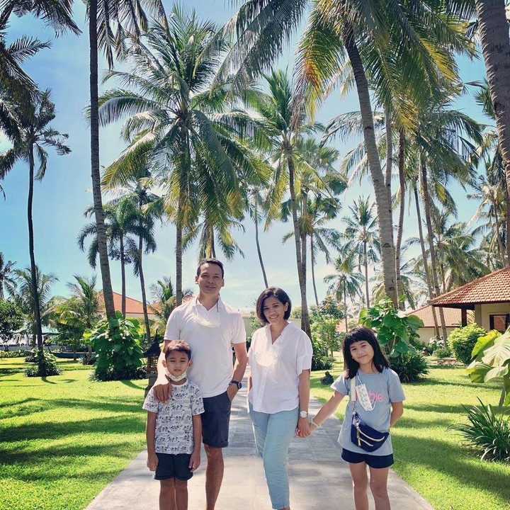 <p>Melalui media sosial Instagram, Ben kerap membagikan potret keluarganya. Yang perlu Bunda ketahui, ternyata anak-anak Ben sudah beranjak ABG. (Foto: Instagram @benjoshua_r)<br /><br /><br /></p>