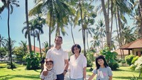 <p>Melalui media sosial Instagram, Ben kerap membagikan potret keluarganya. Yang perlu Bunda ketahui, ternyata anak-anak Ben sudah beranjak ABG. (Foto: Instagram @benjoshua_r)<br /><br /><br /></p>