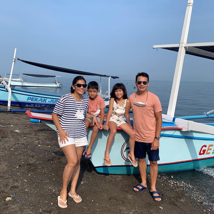 <p>Ben Joshua dan Elisabeth sesekali mengajak kedua anaknya pergi berlibur, Bunda. Mereka tak pernah absen mengabadikan potret ketika jalan-jalan.<br /> (Foto: Instagram: @benjoshua_r)</p>