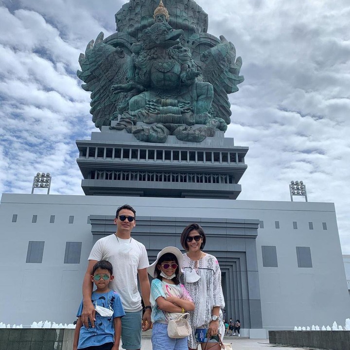 <p>Nah, kalau ini adalah foto ketika Ben Joshua plesir ke Pulau Dewata. Mereka berpose di depan patung Garuda Wisnu Kencana, Bali. (Foto: Instagram: @benjoshua_r)</p>
