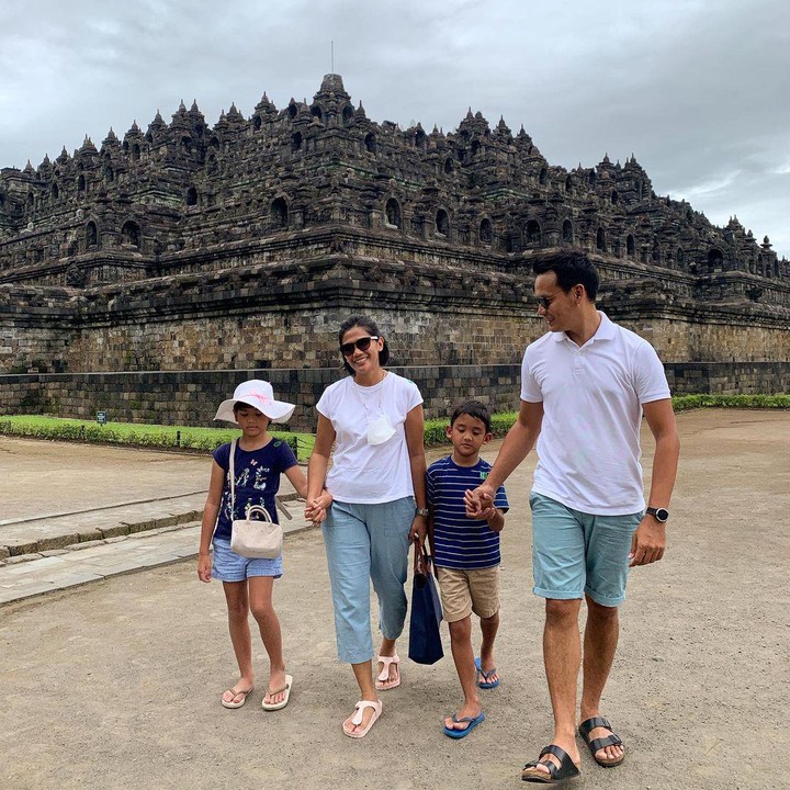 <p>Ini dia potret keluarga Ben Joshua dan Elisabeth ketika berkunjung ke Candi Borobudur. Mereka bahkan tampil kompak memakai outfit yang senada. (Foto: Instagram: @benjoshua_r)</p>