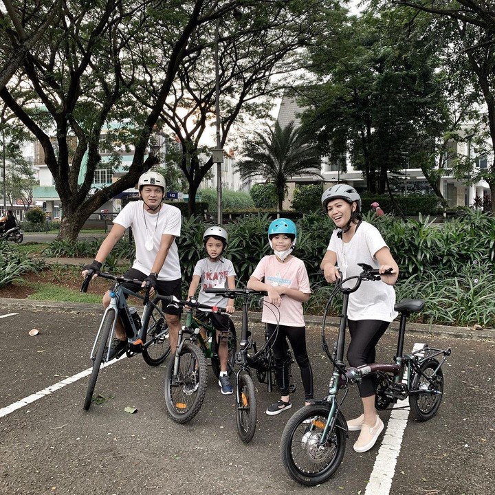 <p>Ben Joshua juga kerap mengajak istri dan anak-anaknya berolahraga agar tetap bugar. Enggak heran kalau aktor 40 tahun itu tetap terlihat muda di usia kepala empat. (Foto: Instagram: @benjoshua_r)</p>