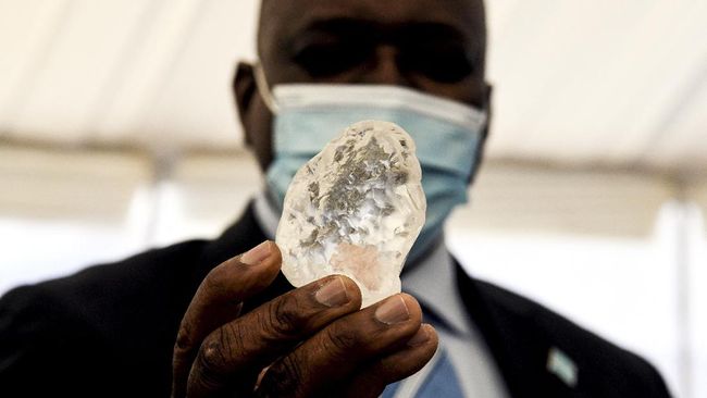 Perusahaan berlian Botswana Debswana menyebut pihaknya telah menemukan berlian 1.098 karat, yang diklaim berlian terbesar ketiga.