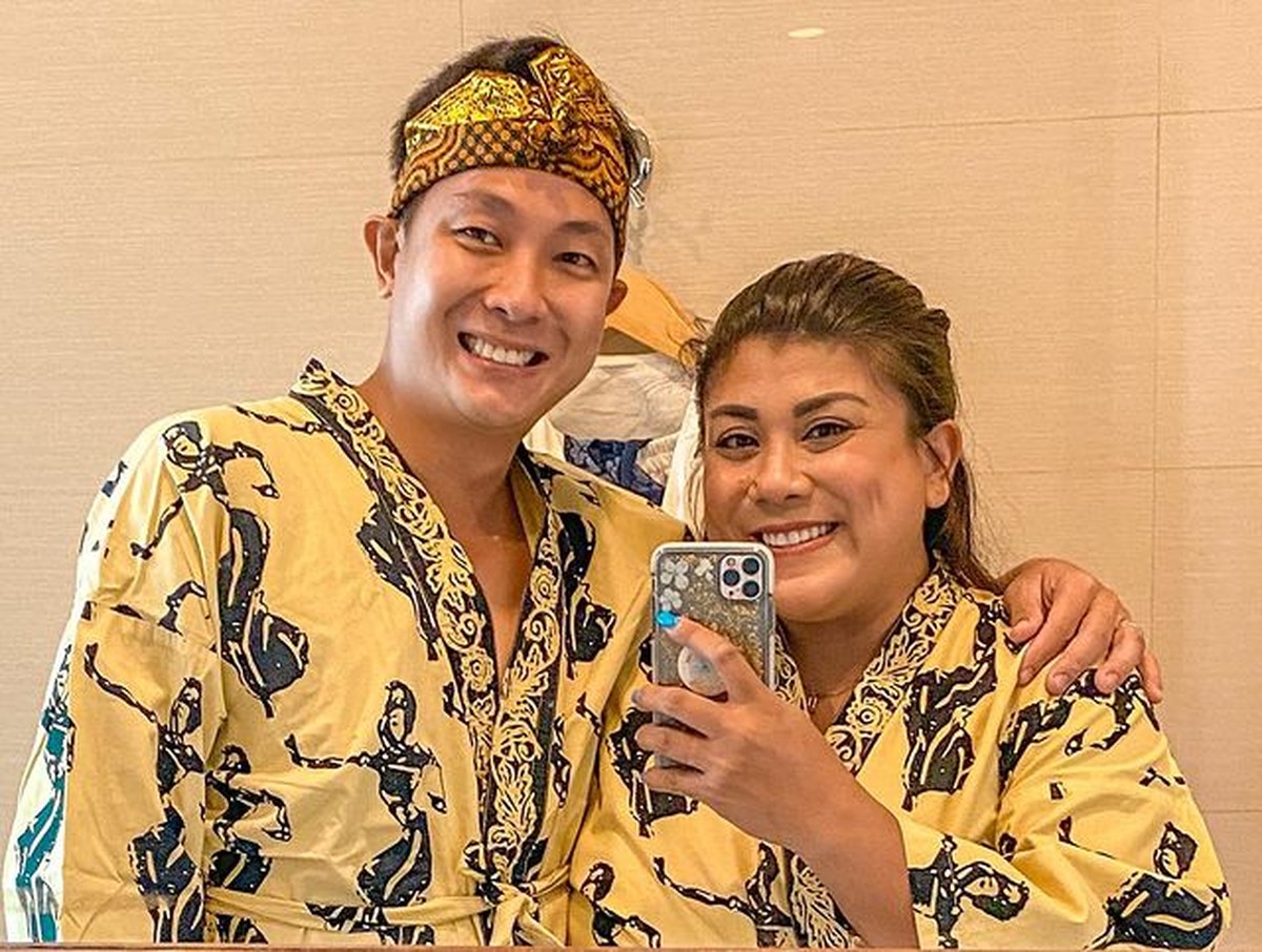 Regina Ivanova mengunggah foto bulan madu romantis dengan sang suami&comma; Lucky Jayadi&period; Yuk kita intip kemesraan mereka&excl;