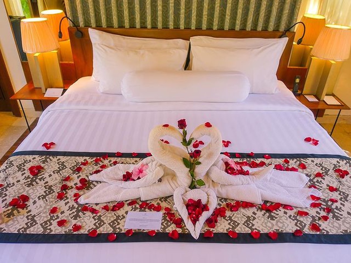 Regina Ivanova mengunggah foto bulan madu romantis dengan sang suami&comma; Lucky Jayadi&period; Yuk kita intip kemesraan mereka&excl;