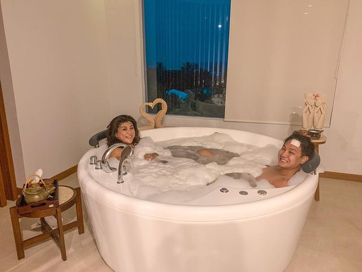 Regina Ivanova mengunggah foto bulan madu romantis dengan sang suami&comma; Lucky Jayadi&period; Yuk kita intip kemesraan mereka&excl;