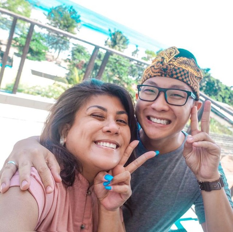 Regina Ivanova mengunggah foto bulan madu romantis dengan sang suami, Lucky Jayadi. Yuk kita intip kemesraan mereka!