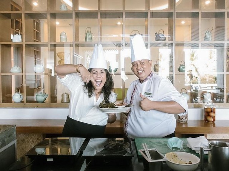 Regina Ivanova mengunggah foto bulan madu romantis dengan sang suami, Lucky Jayadi. Yuk kita intip kemesraan mereka!