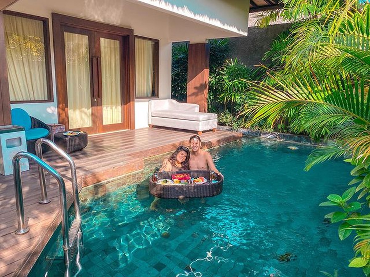 Regina Ivanova mengunggah foto bulan madu romantis dengan sang suami&comma; Lucky Jayadi&period; Yuk kita intip kemesraan mereka&excl;