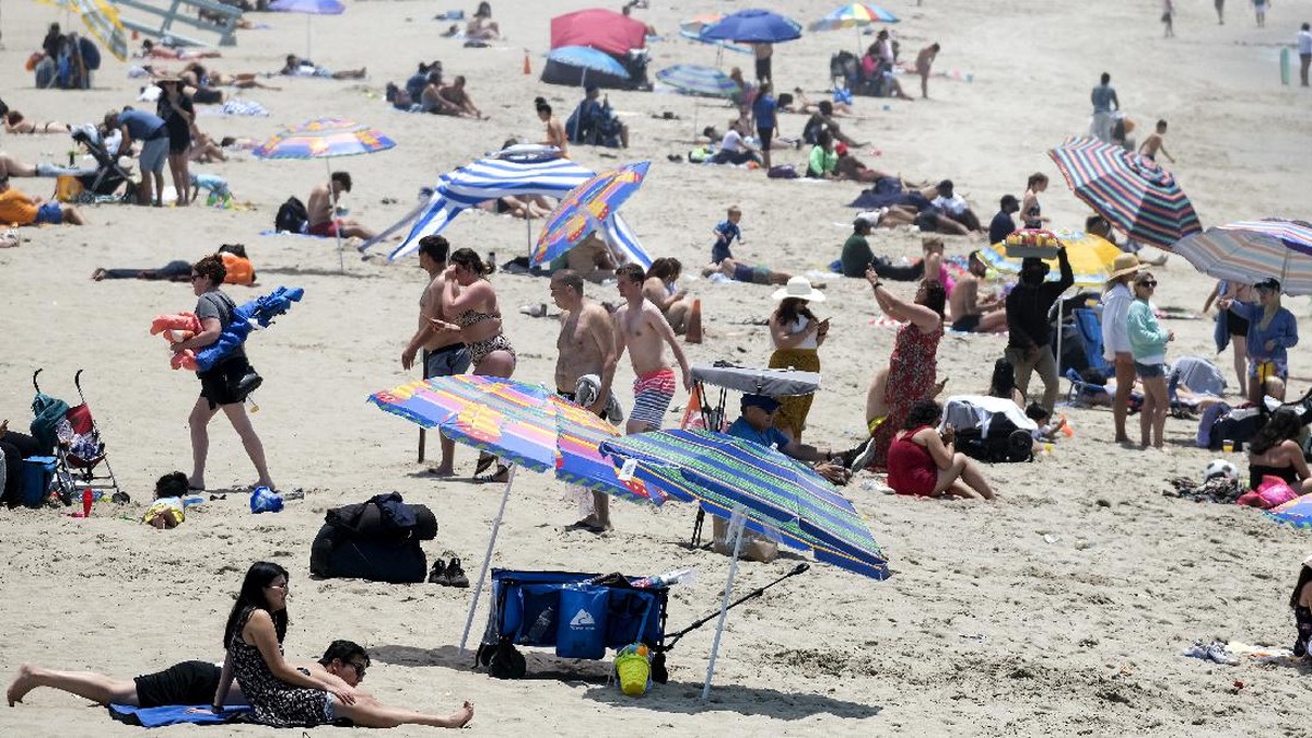 FOTO: Senyum Warga California Usai Lockdown