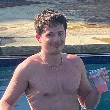 Makin Ngadi-ngadi, Charlie Puth Unggah Foto Bugil